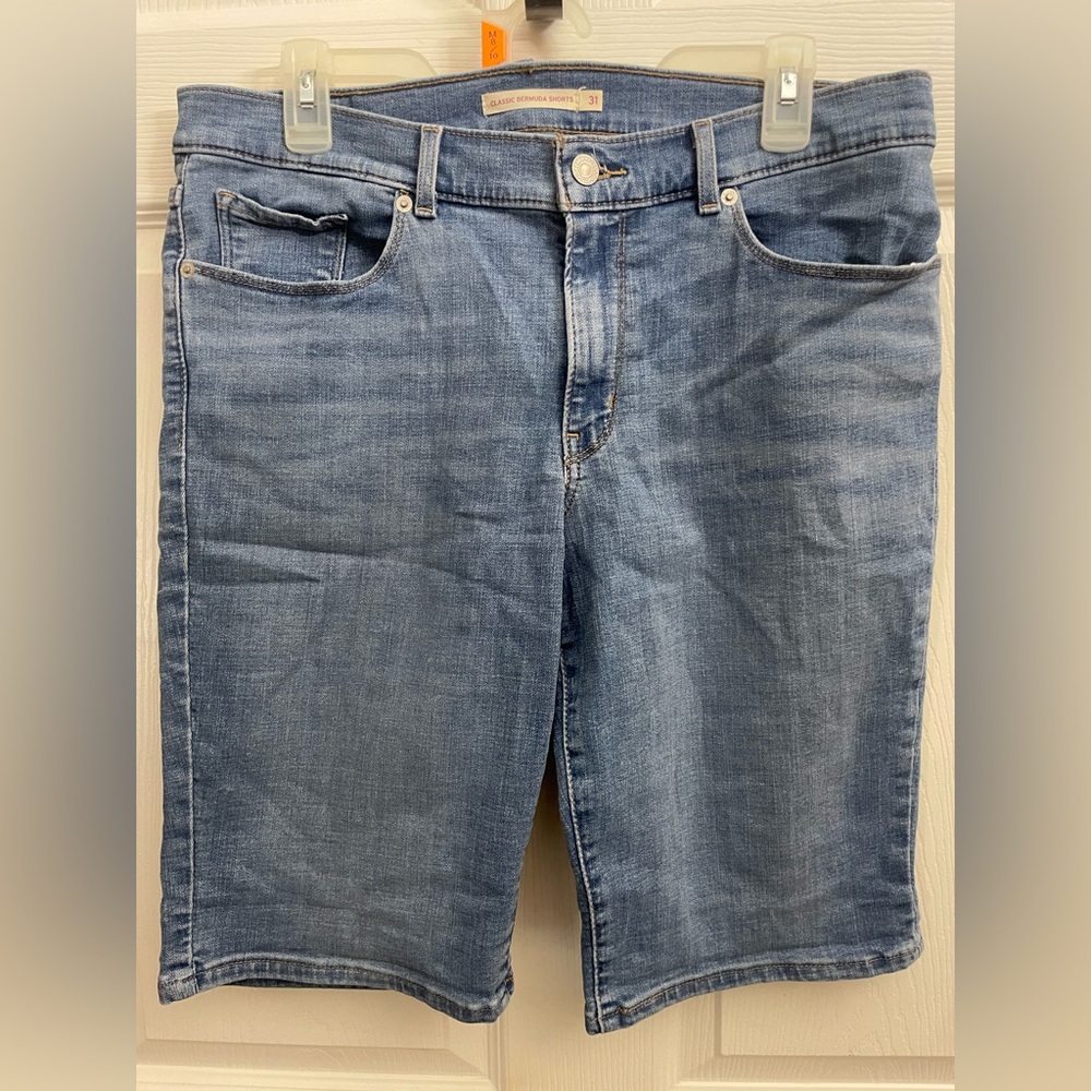 Women’s Bermuda Medium Wash Levi’s Shorts From Macy’s
